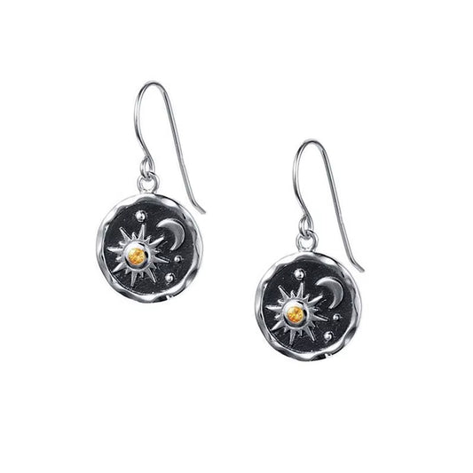 Boucles d'Oreilles Soleil Pendantes Émaillées sur fond blanc