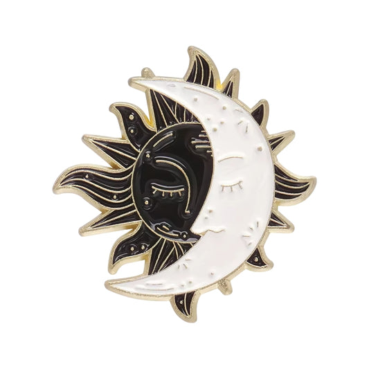 Broche en Email Blanc et Noir Soleil et Lune sur fond blanc