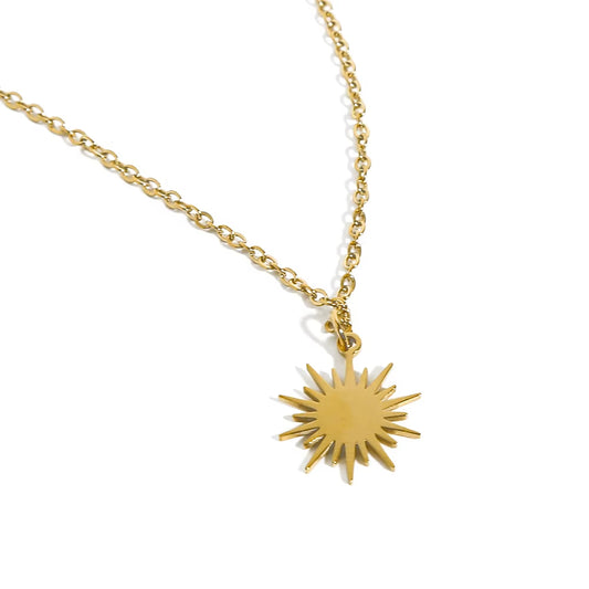 Collier Acier Inoxydable Pendentif Soleil sur fond blanc