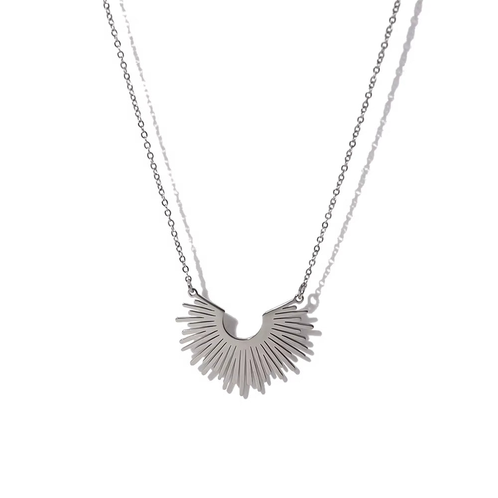 Collier Pendentif Demi-Soleil sur fond blanc