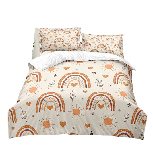 Housse de Couette Boho Arc-en-Ciel Soleil sur un lit sur fond blanc