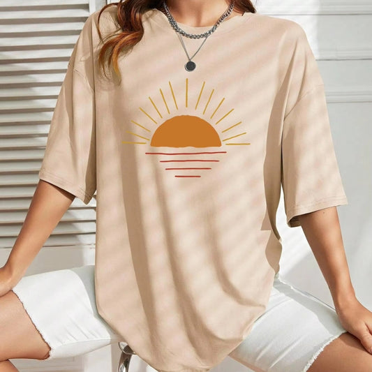 T-shirt à Manches Courtes Coucher du Soleil porté par une femme avec un short blanc et des colliers